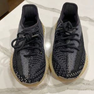 Yeezy 350 v2 carbon